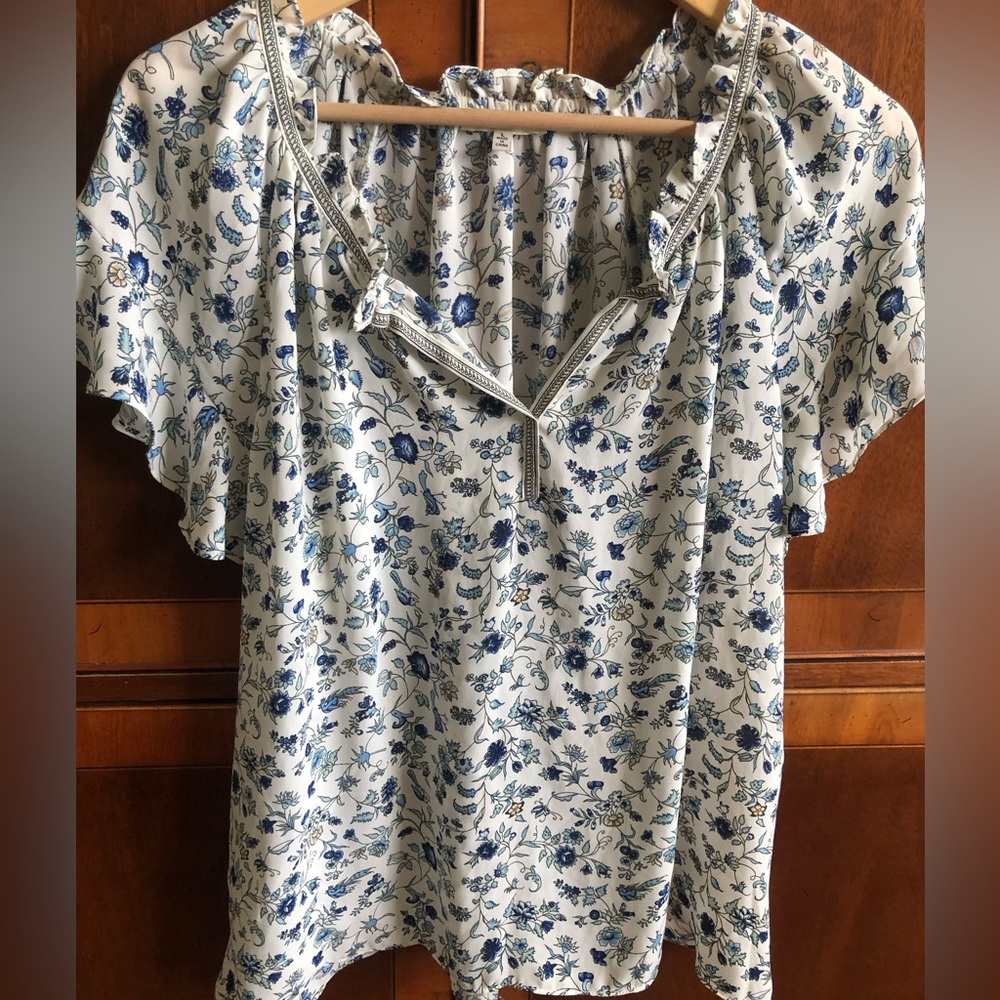 NWOT Max Studio top sz L. Cool/comfy summer floral. Flutter sleeve.